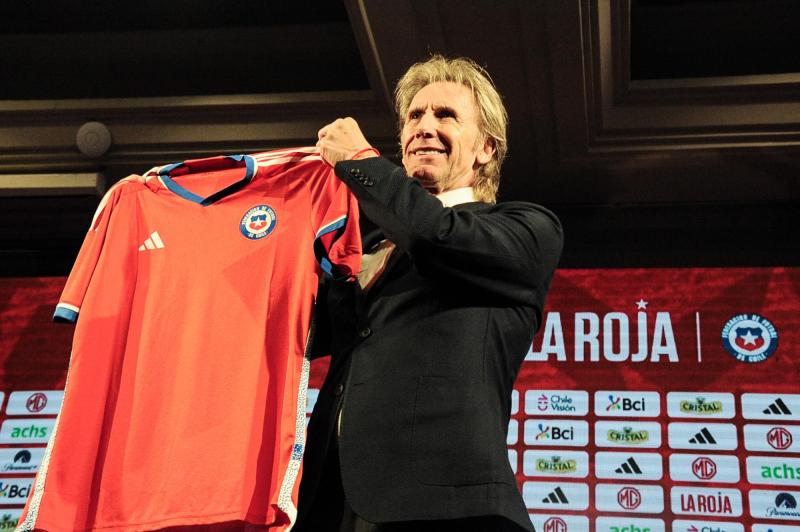 Agencia Uno - Ricardo Gareca con la camiseta de la Selección Chilena en su presentación como nuevo director técnico