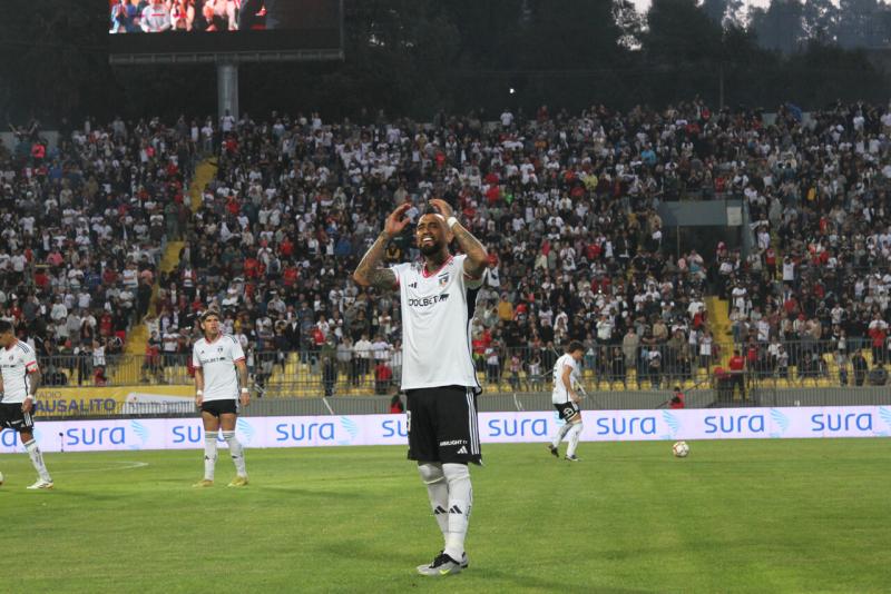 Agencia Uno - De la mano de sus hijos: Así fue el regreso de Arturo Vidal al Colo Colo tras 17 años