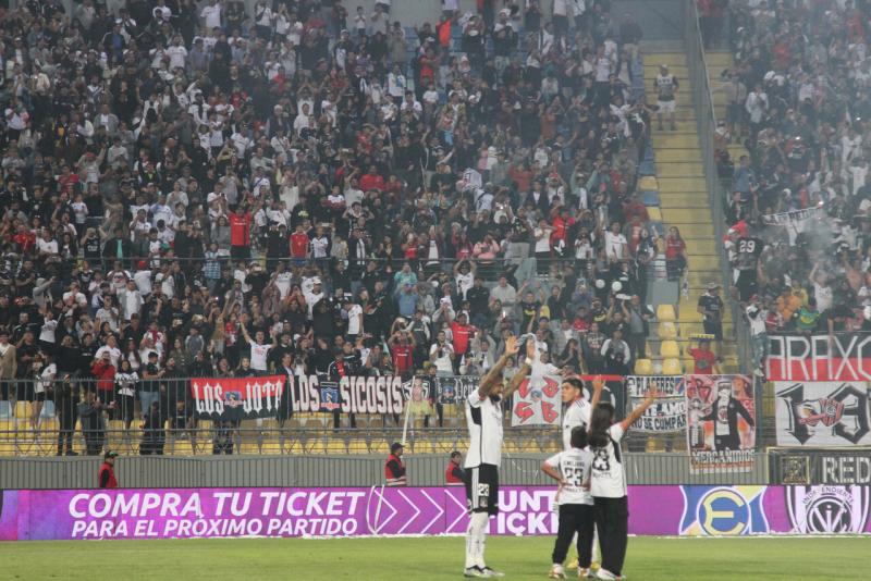 Agencia Uno - De la mano de sus hijos: Así fue el regreso de Arturo Vidal al Colo Colo tras 17 años