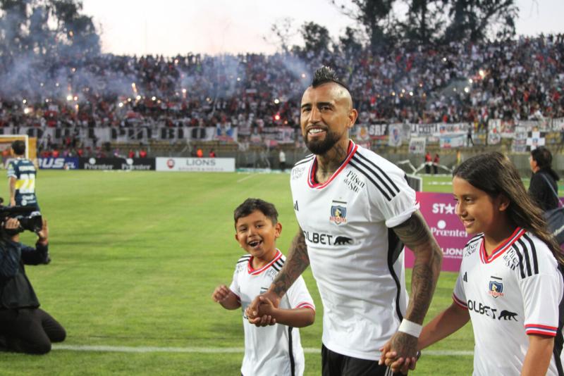 Agencia Uno - De la mano de sus hijos: Así fue el regreso de Arturo Vidal al Colo Colo tras 17 años