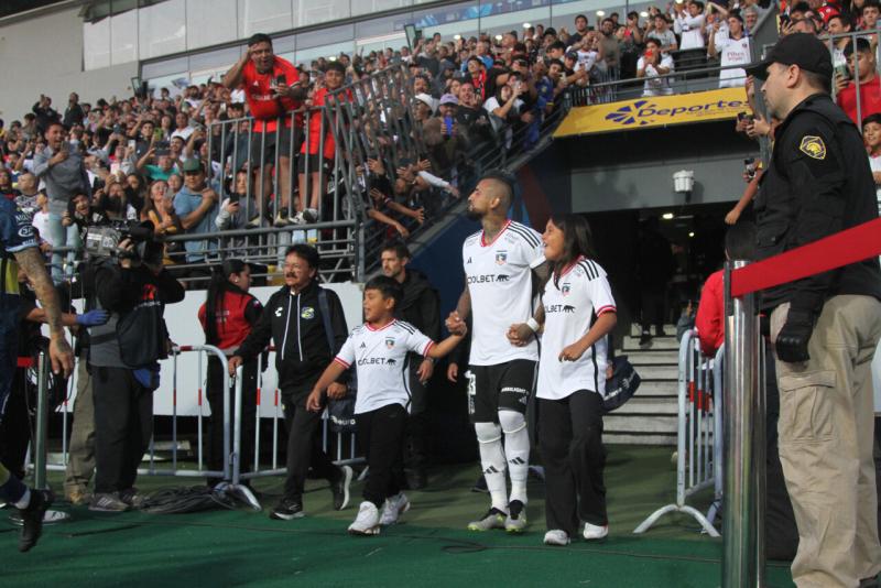 Agencia Uno - De la mano de sus hijos: Así fue el regreso de Arturo Vidal al Colo Colo tras 17 años