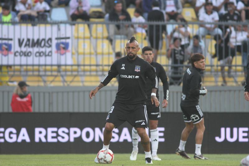 Agencia Uno - De la mano de sus hijos: Así fue el regreso de Arturo Vidal al Colo Colo tras 17 años