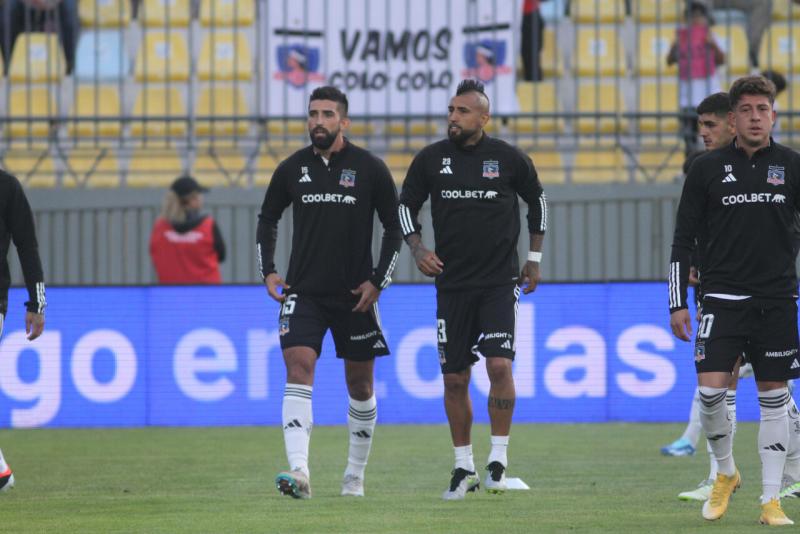 Agencia Uno - De la mano de sus hijos: Así fue el regreso de Arturo Vidal al Colo Colo tras 17 años