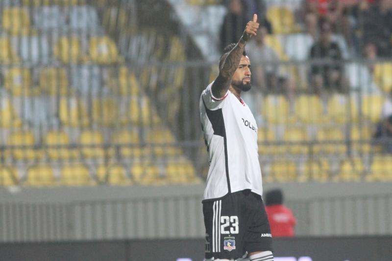 Agencia Uno - De la mano de sus hijos: Así fue el regreso de Arturo Vidal al Colo Colo tras 17 años