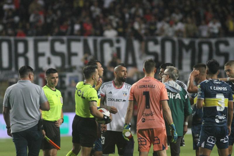 Agencia Uno - De la mano de sus hijos: Así fue el regreso de Arturo Vidal al Colo Colo tras 17 años