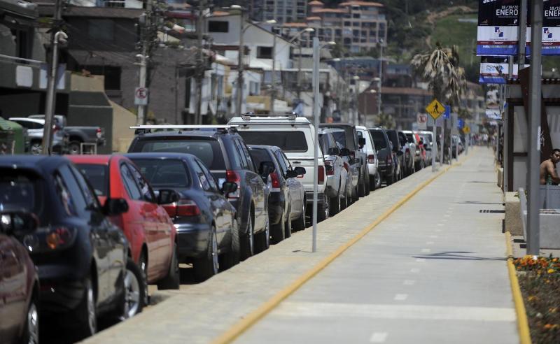 Agencia Uno - Autos al sol en medio de ola de calor