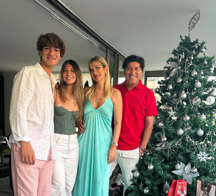 Iván Zamorano con su esposa e hijos / Instagram