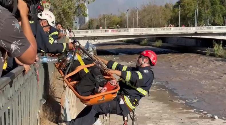 T13 - Rescate de personas en Río Mapocho