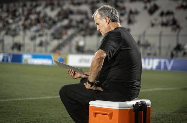 Marcelo Bielsa recibió duras críticas tras sorpresiva derrota de Uruguay ante Paraguay. (@aufoficial)
