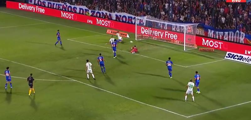 Iván Morales perdió una oportunidad clara de gol - Créditos: Captura ESPN