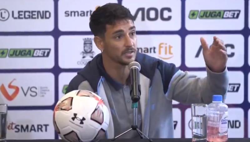 El reclamo de Fernando Zampedri tras recibir solo dos preguntas en los primeros 22 minutos de conferencia del Clásico Universitario. (Captura de pantalla)