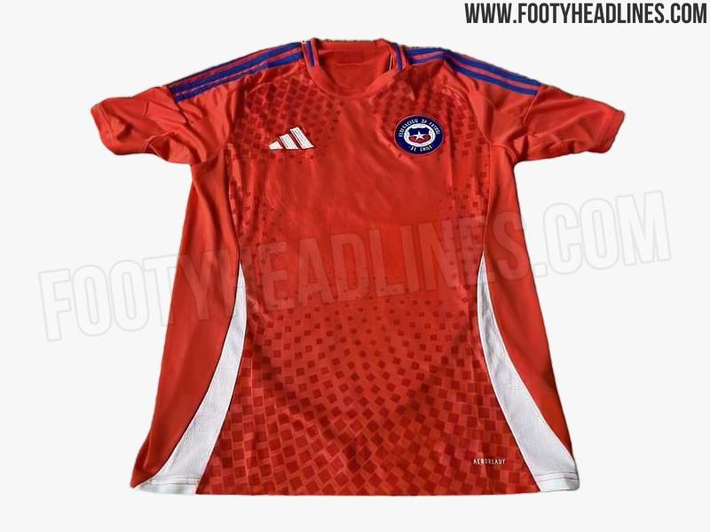 Esta sería la nueva camiseta de la Roja - Créditos: footyheadlines