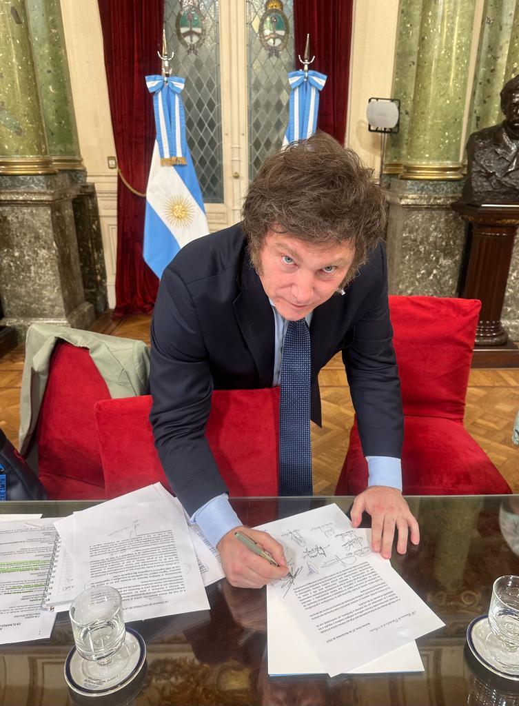 Javier Milei podría provocar severos castigos de la FIFA para Argentina / TWITTER