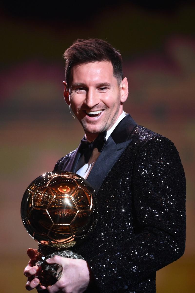 Lionel Messi con su Balón de Oro en 2021 / PSG