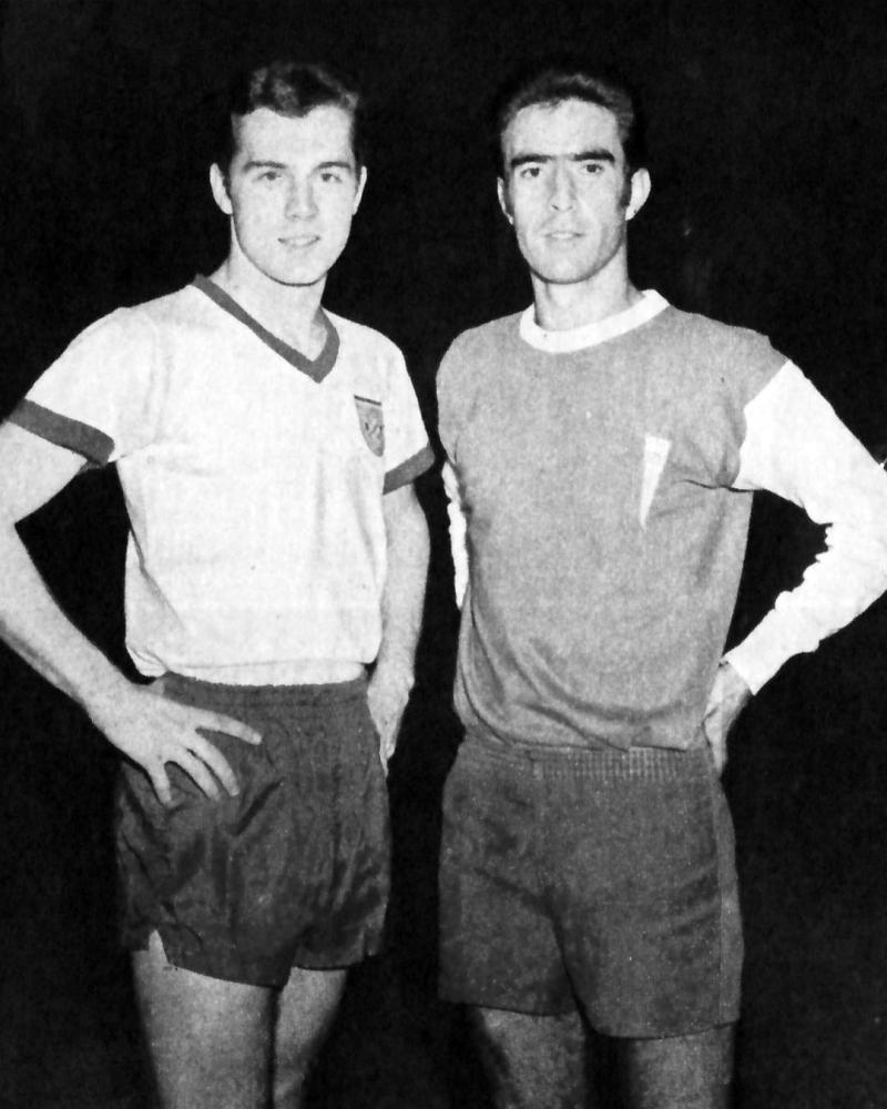 Franz Beckenbauer posa junto a Ignacio Prieto en el duelo amistoso entre la UC y Bayern Múnich. / Foto: @Cruzados