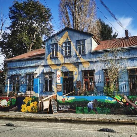 Fachada de los locales comerciales afectados por el incendio en Valdivia