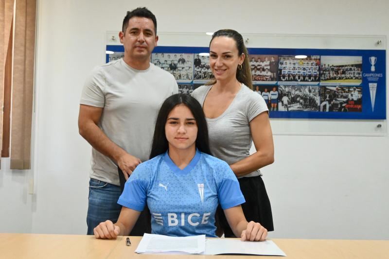 Vaitiare Pardo junto a sus padres en la firma de su primer contrato - Créditos: Cruzados/Maximiliano Arias
