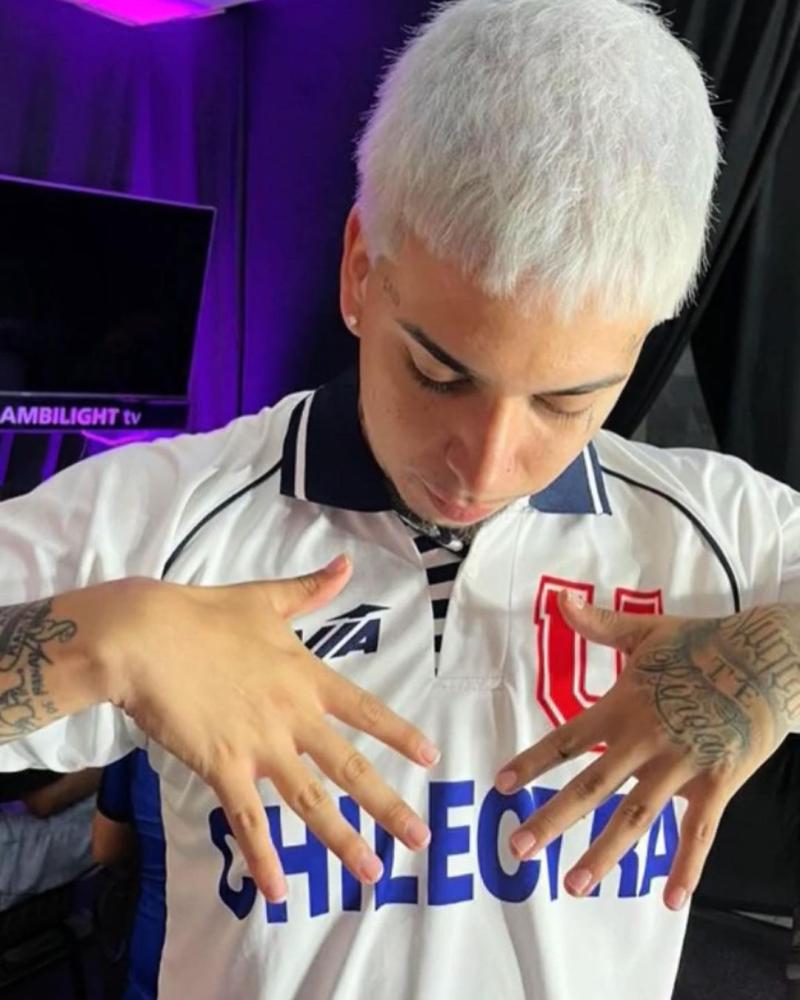 Young Cister posando con la camiseta retro de U de Chile - Créditos: Instagram