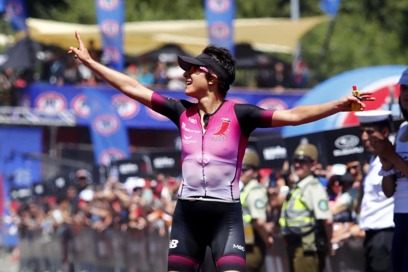 Bárbara Riveros logró un emotivo tercer lugar en el Ironman 70.3 de Pucón. / Photosport