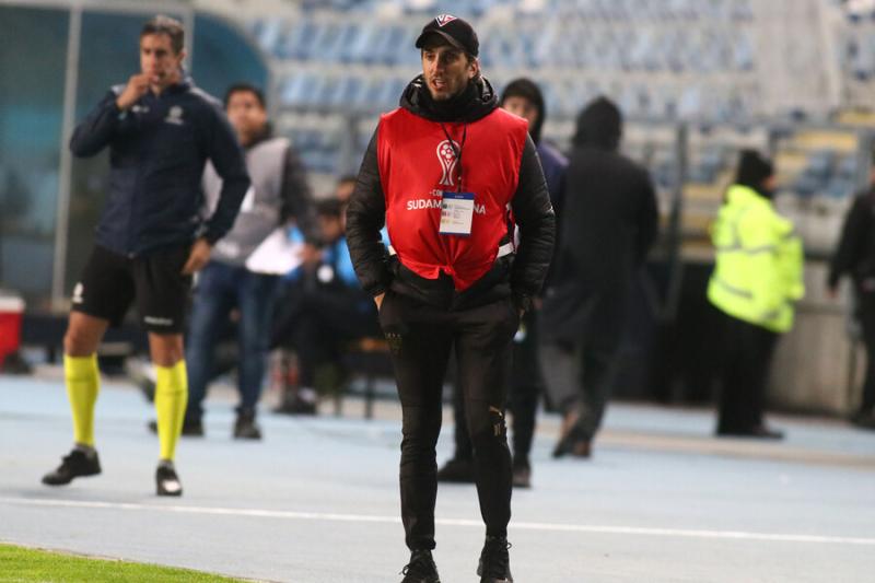 Luis Zubeldía se acerca a Colo Colo - Crédito: Photosport.