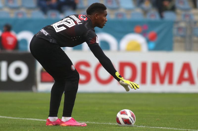 Omar Carabalí tiene contrato vigente con Colo Colo - Crédito: Photosport.