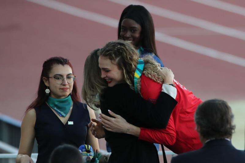 Ximena Restrepo entregando la medalla a su hija, Martina Weil - Créditos: Photosport
