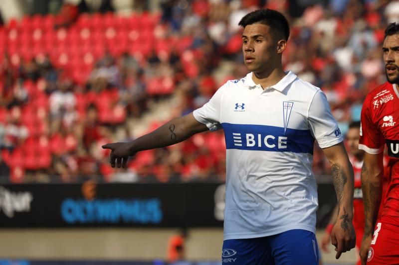 Alexander Aravena podría dejar la UC - Créditos: Photosport