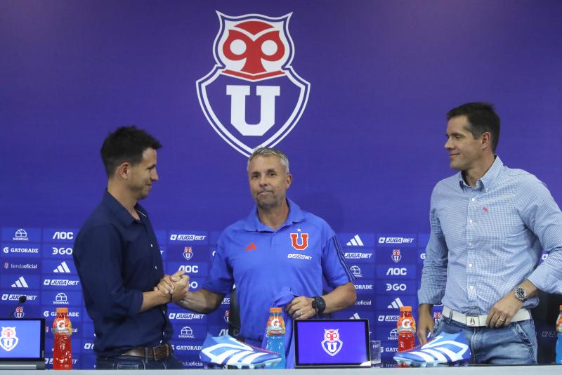 Manuel Mayo, Gustavo Álvarez y Michael Clark en la presentación del nuevo DT de la U de Chile. (Photosport)