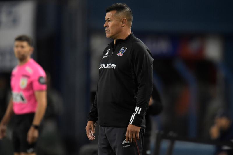 Jorge Almirón busca refuerzos para Colo Colo - Crédito: Photosport.