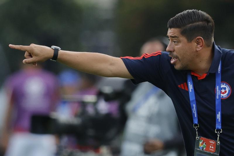 Nicolás Córdova culpó al estado de la cancha tras la derrota de la Roja ante Perú por el Preolímpico. Imagen: Photosport.