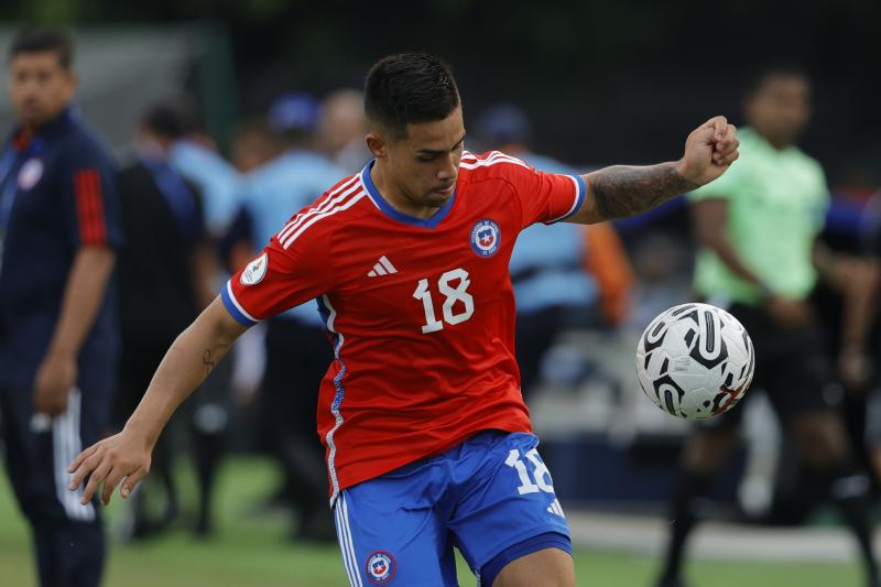 Alexander Aravena falló una clarísima chance ante Uruguay en el Preolímpico Sub 23. Imagen: Photosport.