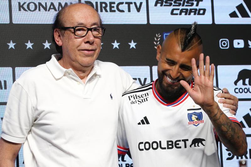 Arturo Vidal desafió a Marcelo Díaz en plena presentación con Colo Colo. (Photosport)