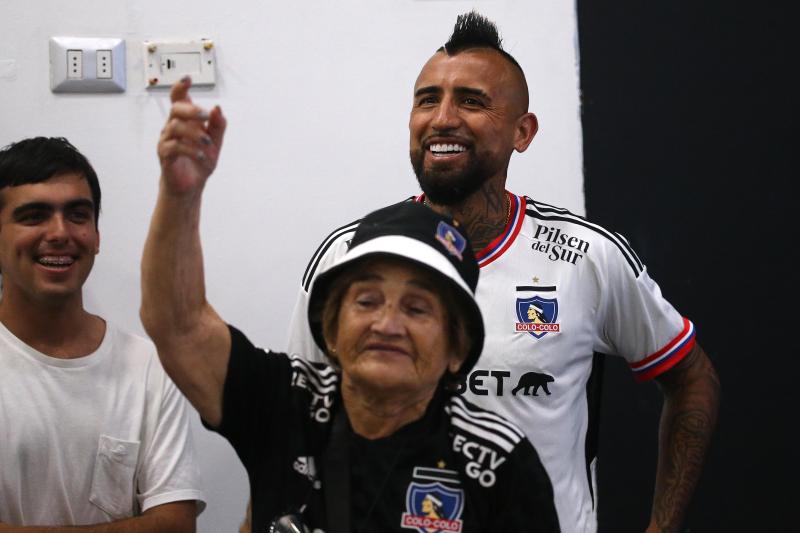 Arturo Vidal junto a María Colo Colo en su conferencia de prensa / Photosport