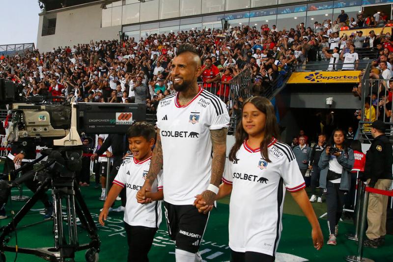 Arturo Vidal volvió a disputar un partido con la camiseta de Colo Colo tras 17 años - Photosport