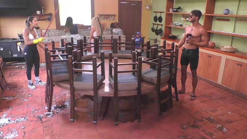 Canal 13 - Chama rompe un palo de escoba