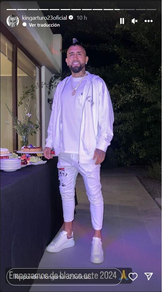 Arturo Vidal ilusiona a los hinchas de Colo Colo durante el festejo de Año Nuevo. Imagen: Instagram.