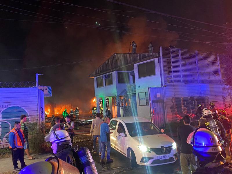 T13 - Incendio en aparcadero de buses en Estación Central