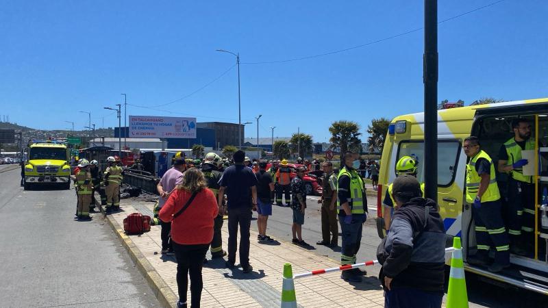 Choque entre micro y auto deja al menos 20 heridos en Concepción: Habrían dos personas atrapadas