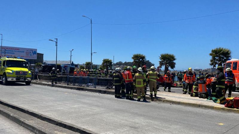 Captan el momento en que micro se vuelca en Talcahuano: Hay 35 personas heridas