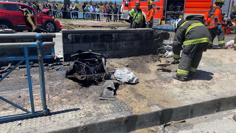 Choque entre micro y auto deja al menos 20 heridos en Concepción: Habrían dos personas atrapadas