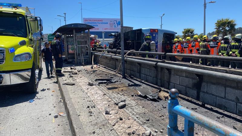 Choque entre micro y auto deja al menos 20 heridos en Concepción: Habrían dos personas atrapadas