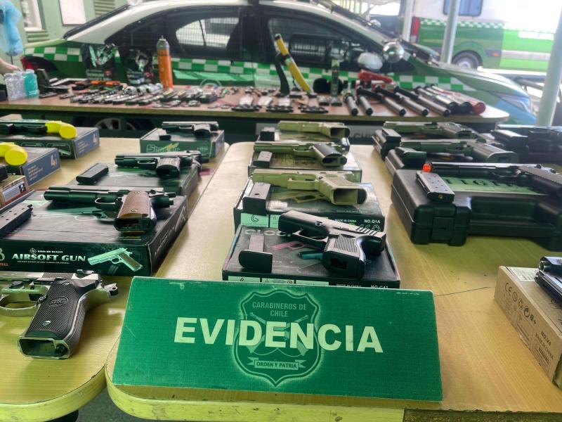 Carabineros incauta armas de fogueo en Conchalí: Tenían hasta réplica de una granada