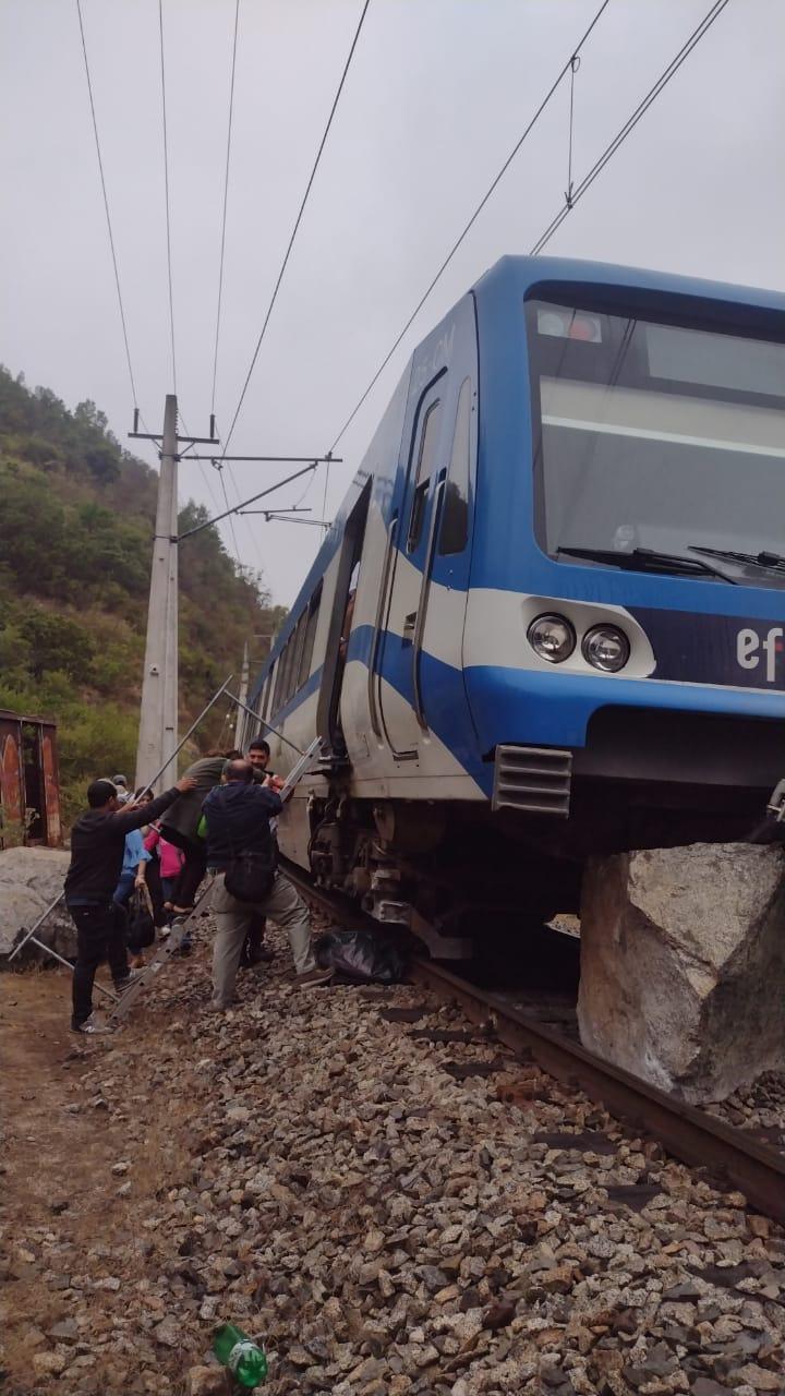 T13 - Vagón del metro de Valparaíso golpeado por una roca