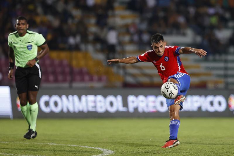 Vicente Pizarro fue uno de los pocos destacados de la Roja Sub 23 - Créditos: FFch