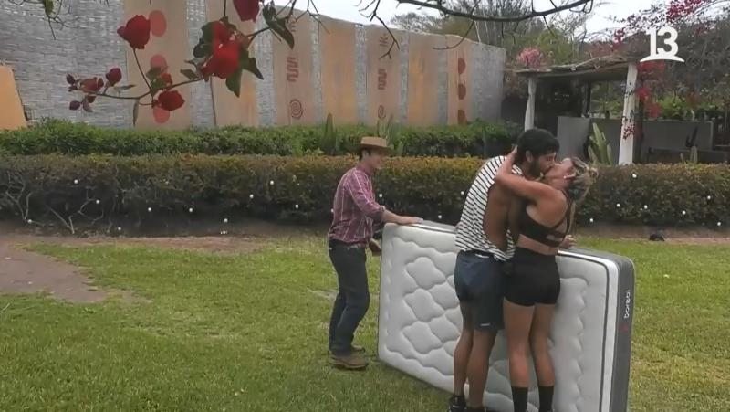 Canal 13 - Angélica Sepúlveda besa a Jhonatan Mujica