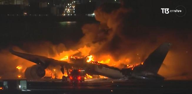 Choque de aviones en Tokio: habrían casi 400 evacuados