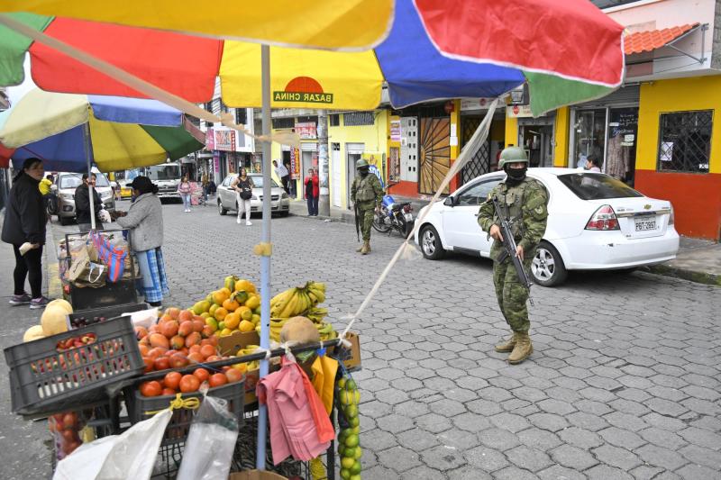 AFP - Policías armados en las calles por crisis en Ecuador