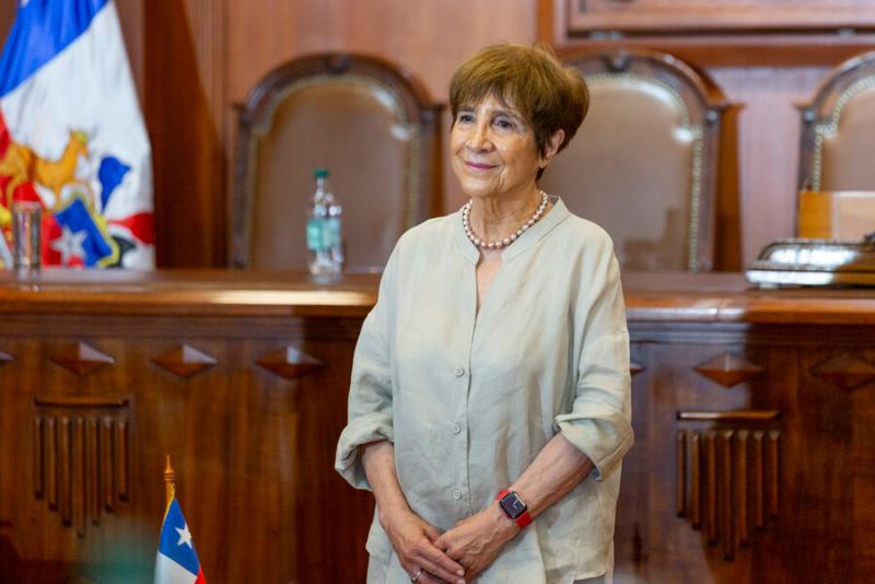 Agencia Uno - Diputada Hertz recibió un collar por parte de Cathy Barriga