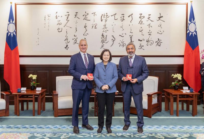 Tsai Ing-wen posando para fotografías con los representante estadounidense Mario Díaz-Balart y Ami Bera en la oficina presidencial en Taiwán