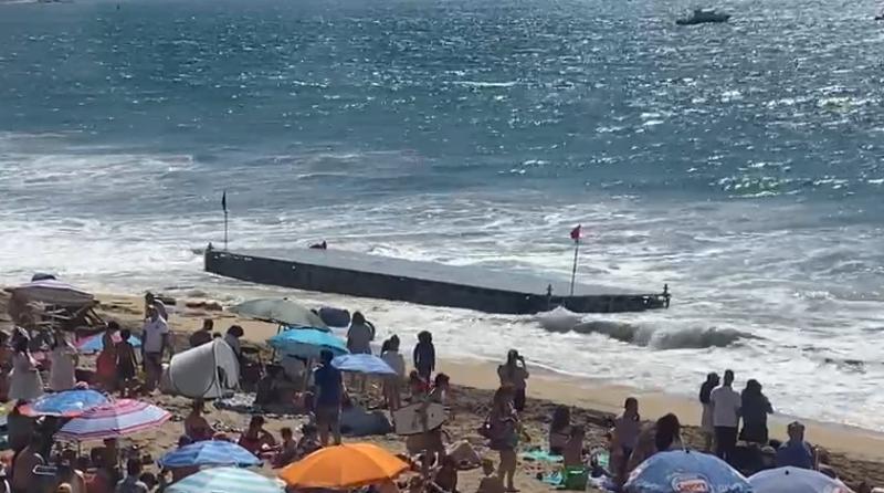 Aparecen flotando fuegos artificiales en playa de Viña del Mar